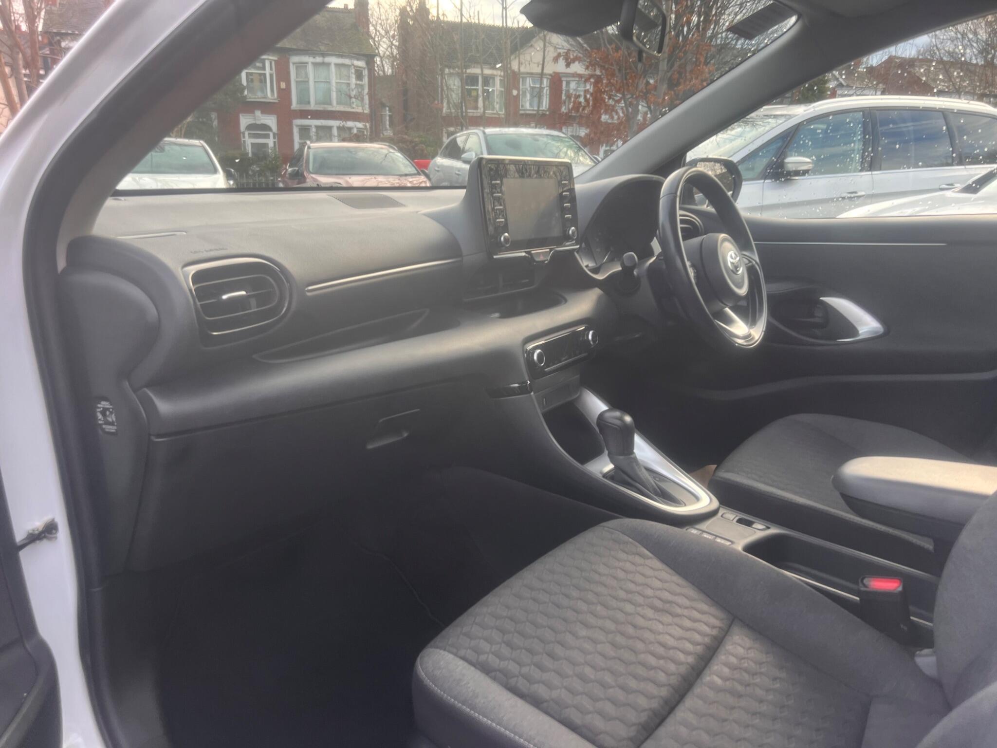 2023 Toyota Yaris 1.5 VVT-h Icon E-CVT Euro 6 (s/s) 5dr • 77,392 miles image 19