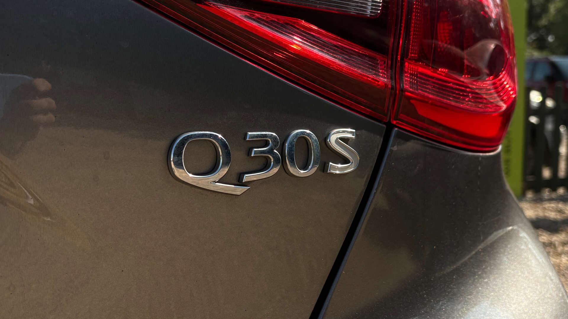 Infiniti Q30 view 42