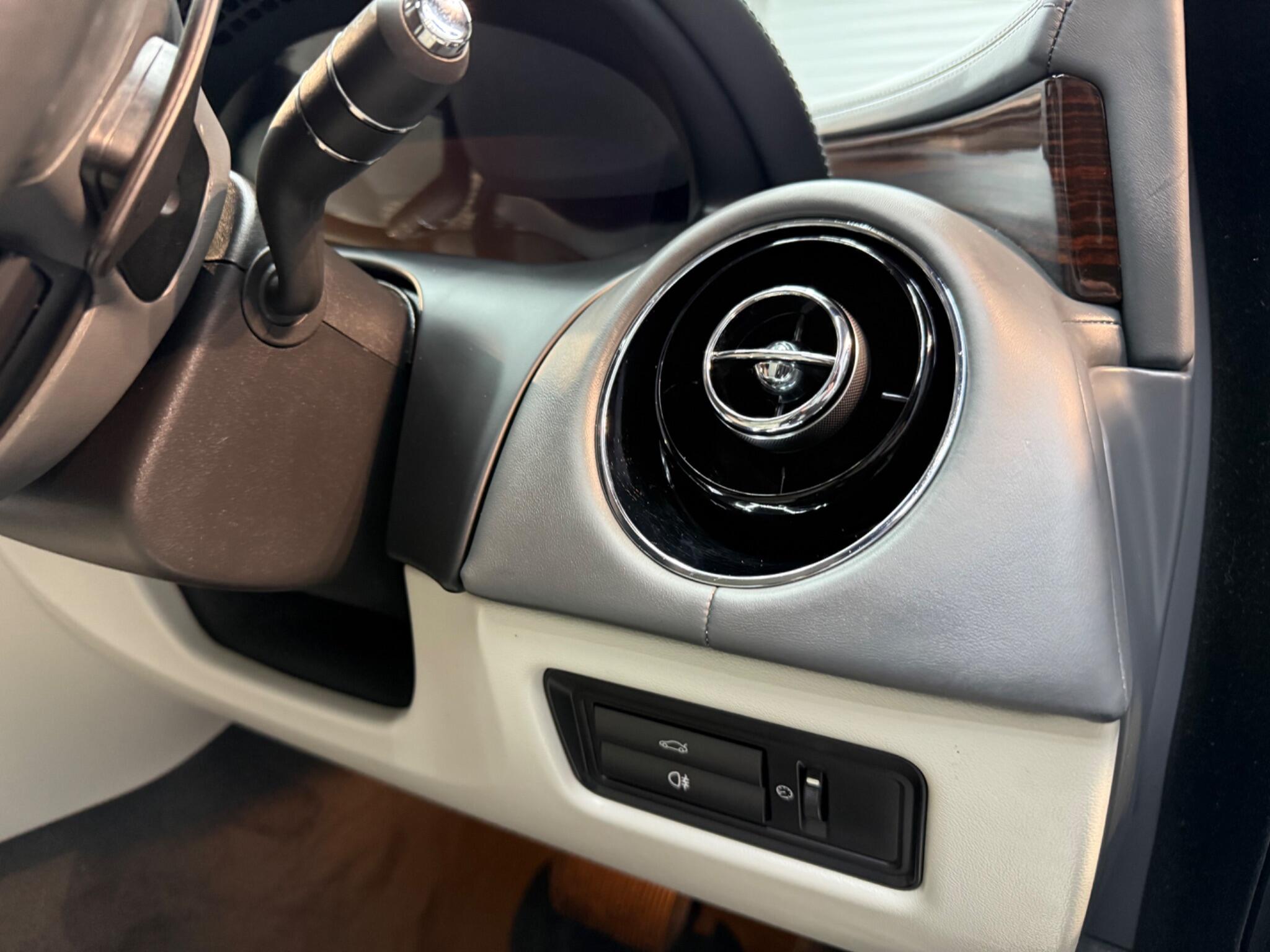 Jaguar XJ view 27