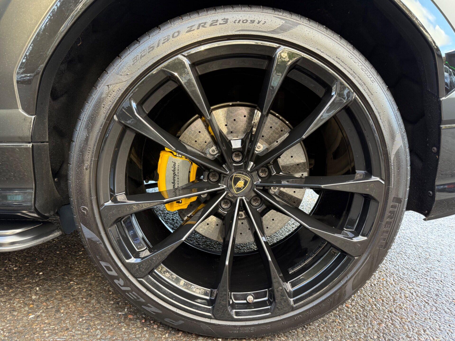 Lamborghini Urus view 80