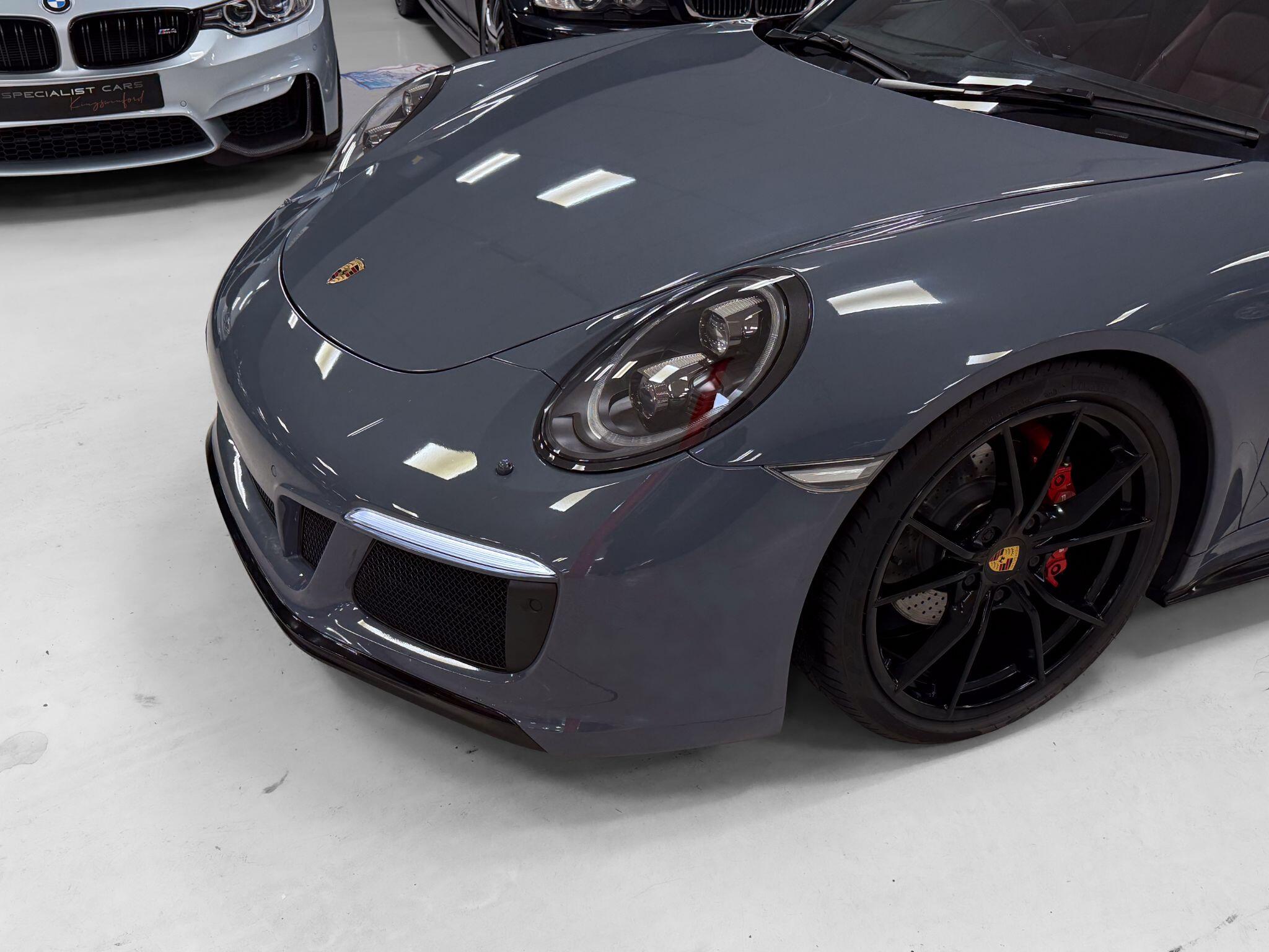 Porsche 911 view 44