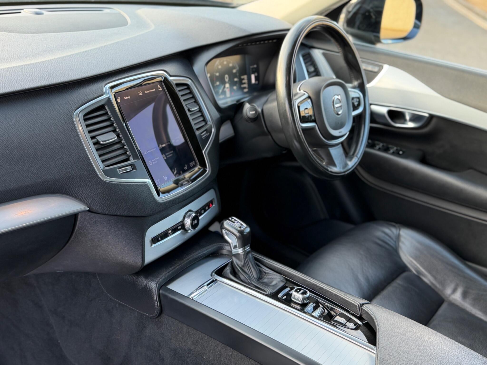 Volvo XC90 view 10