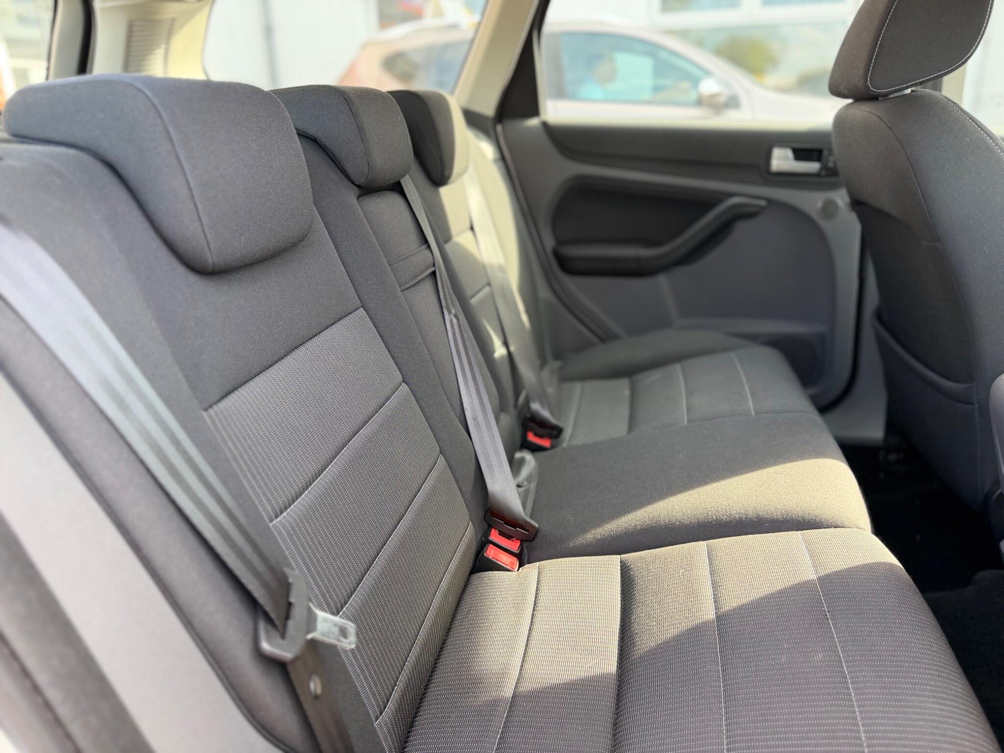 Ford Focus view 12