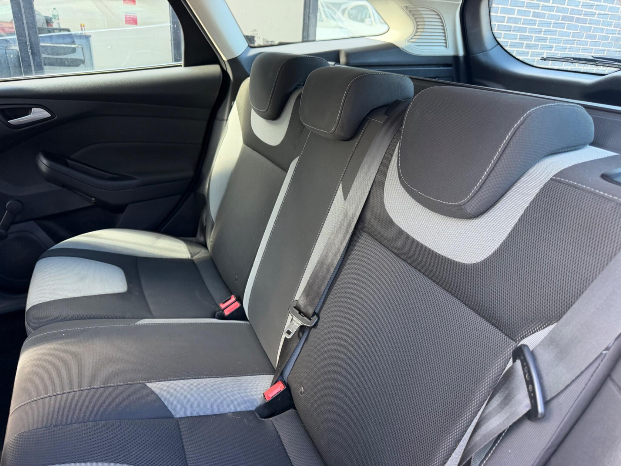 Ford Focus view 28