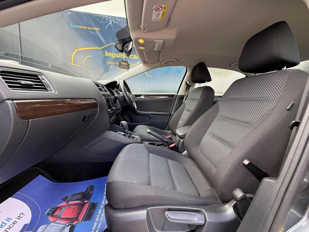 Volkswagen Jetta view 17