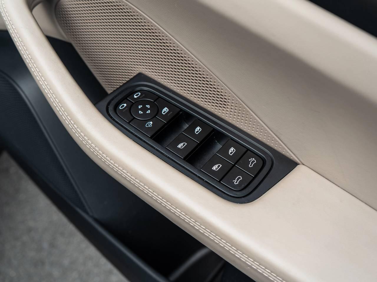 Porsche Macan view 23
