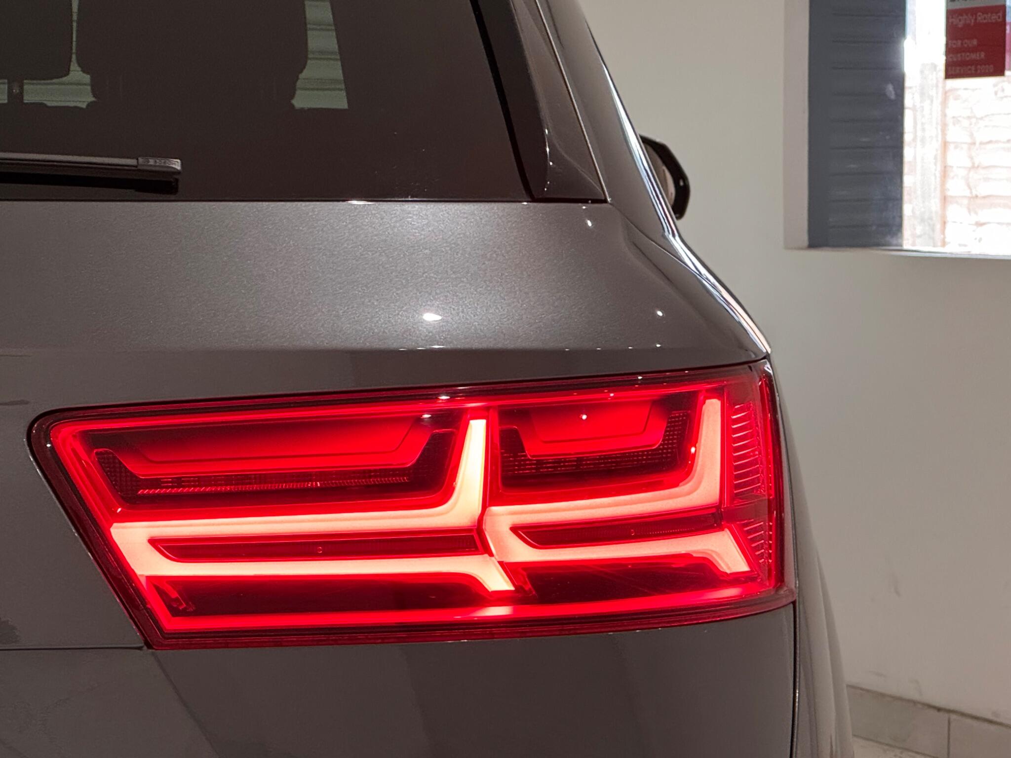 Audi Q7 view 25