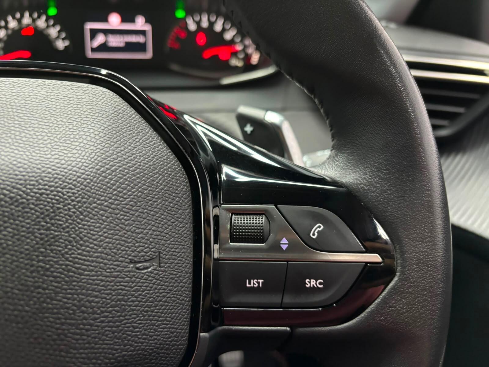 Peugeot 208 view 11