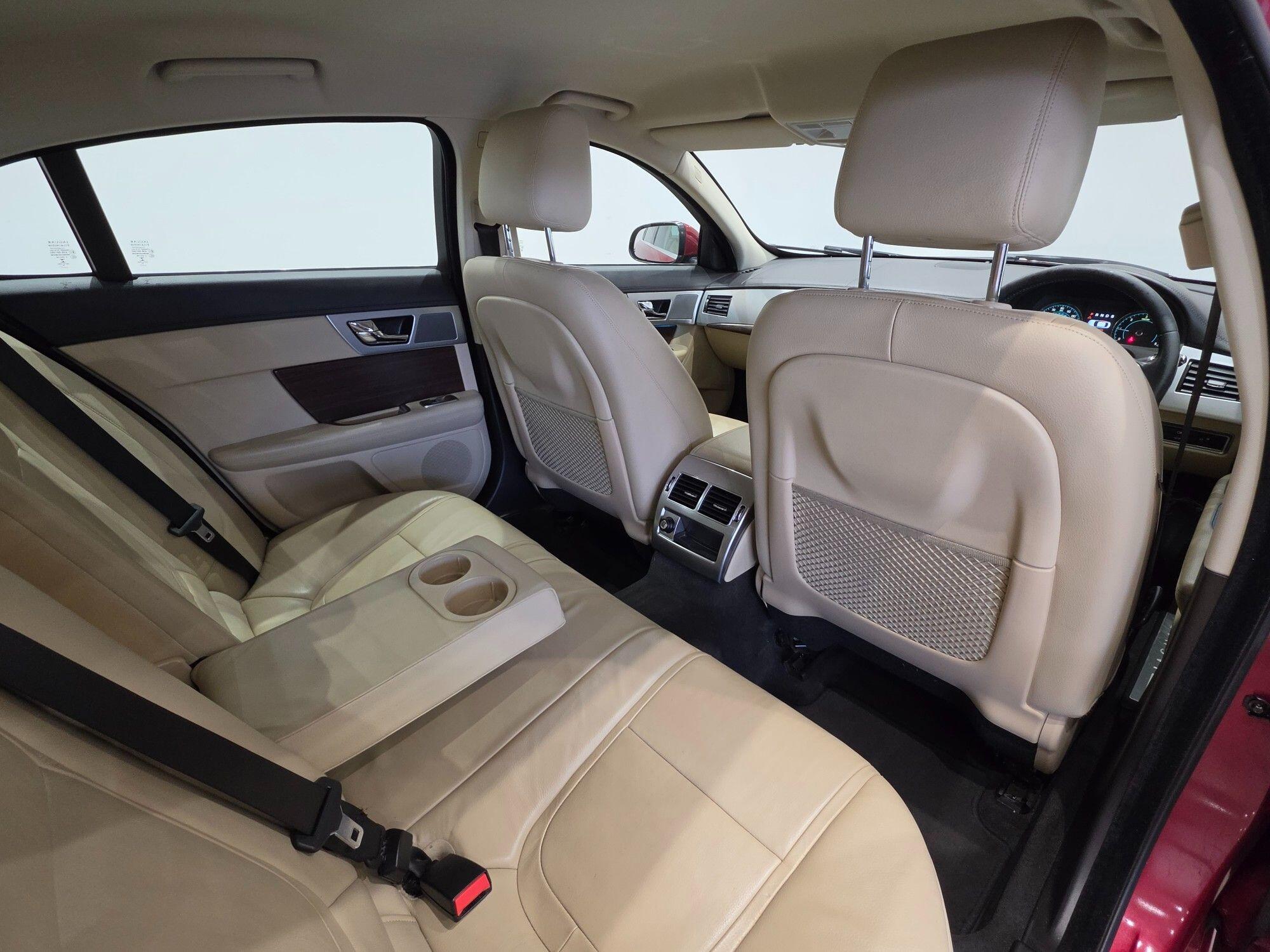 Jaguar XF view 19