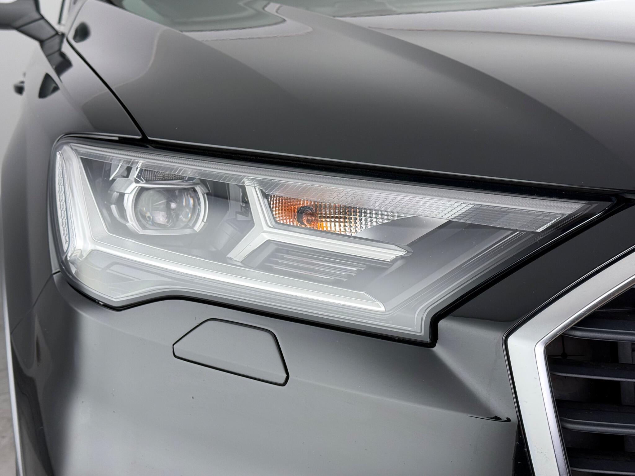 Audi Q7 view 4