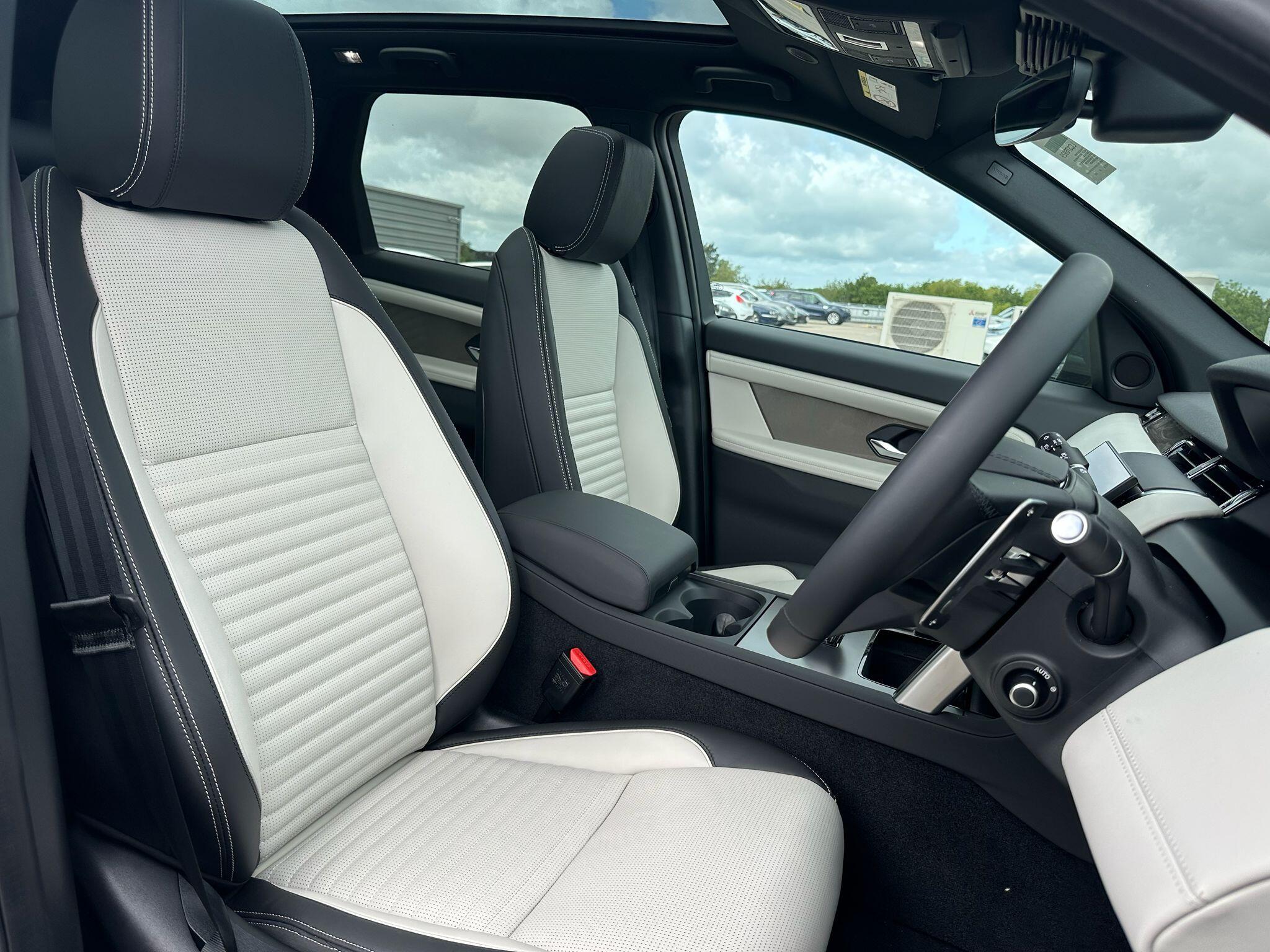 Land Rover Discovery Sport view 11