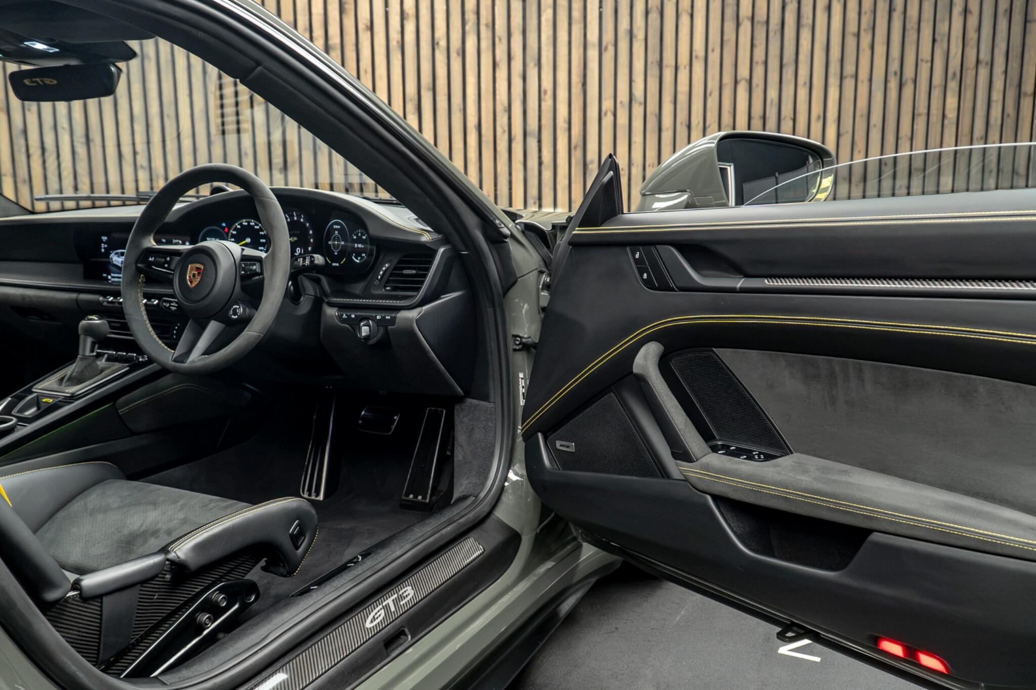 Porsche 911 view 31