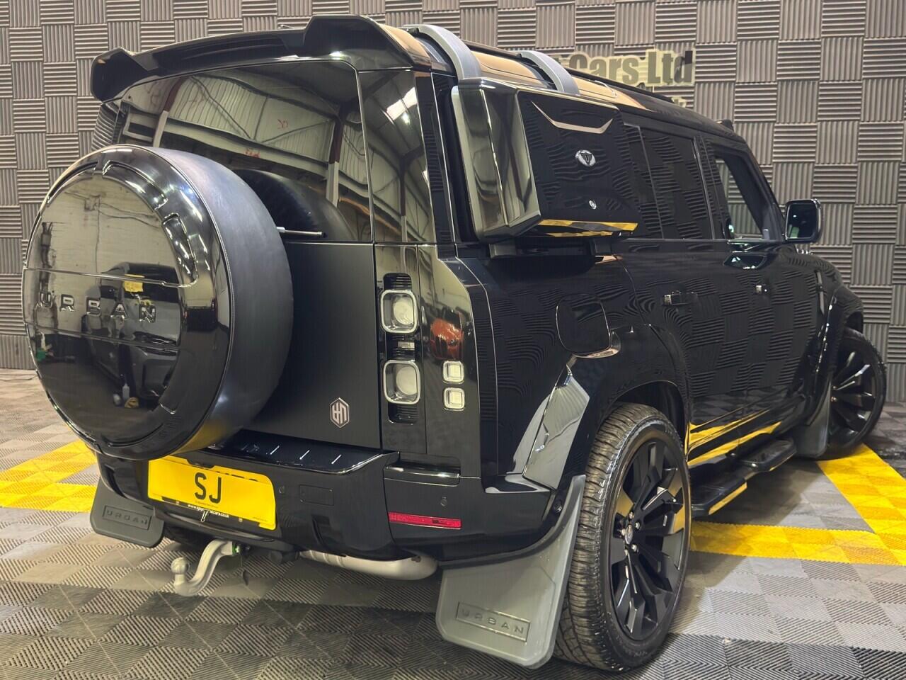 Land Rover Defender 110 view 32