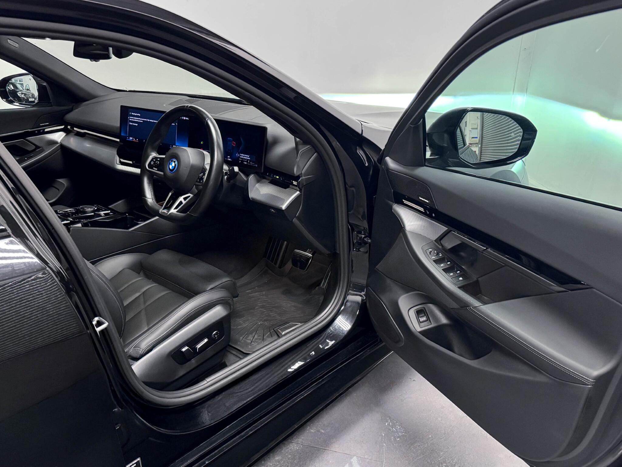 BMW 5 Series view 22