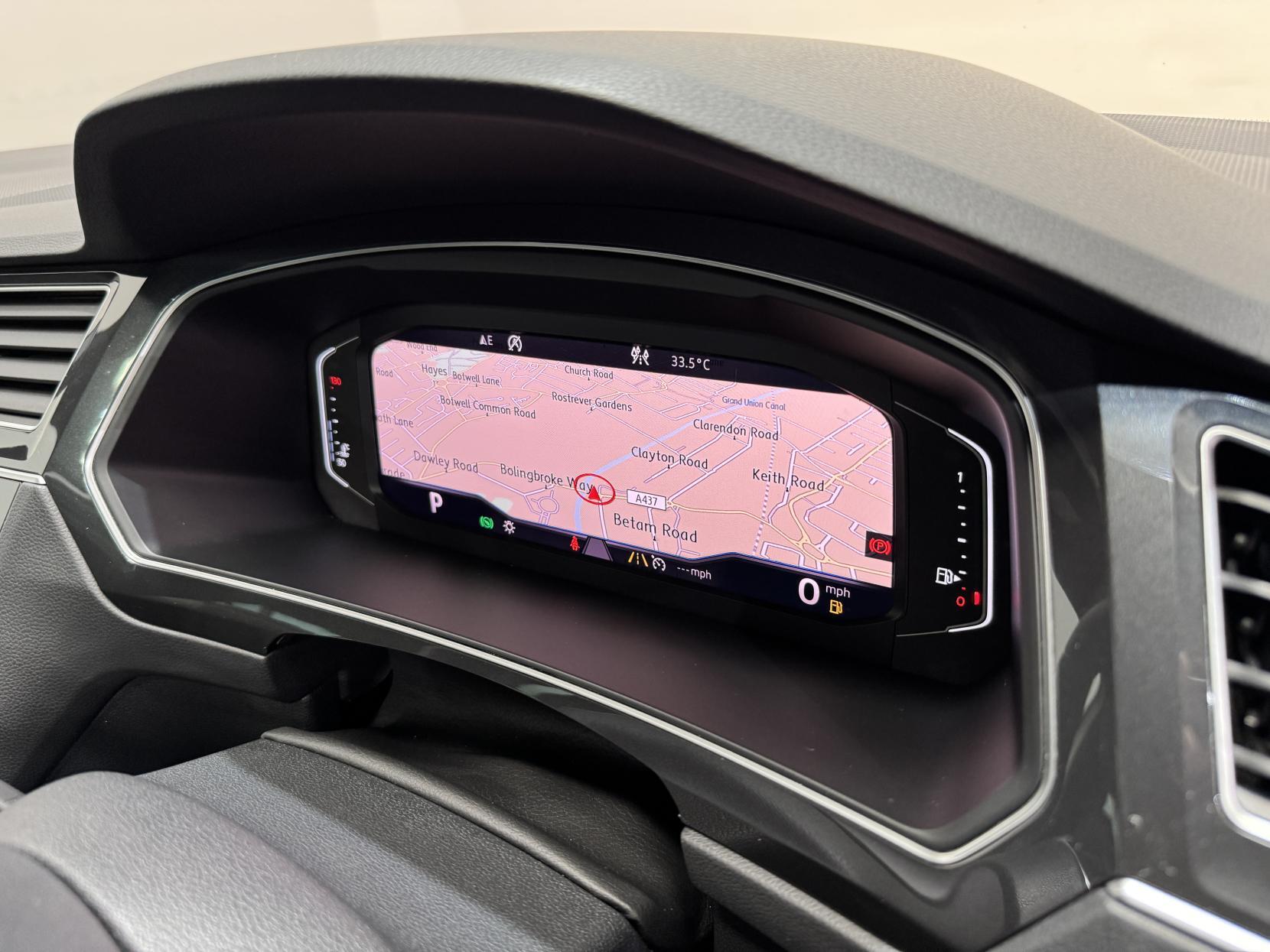 Volkswagen Tiguan view 4