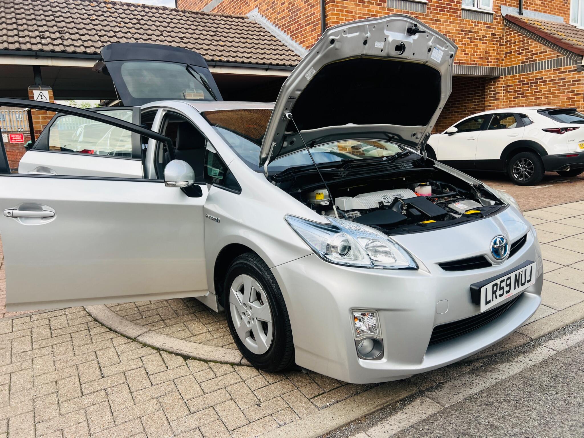Toyota Prius view 3