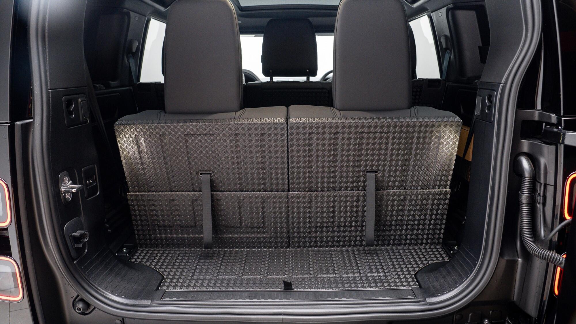 Land Rover Defender 110 view 47