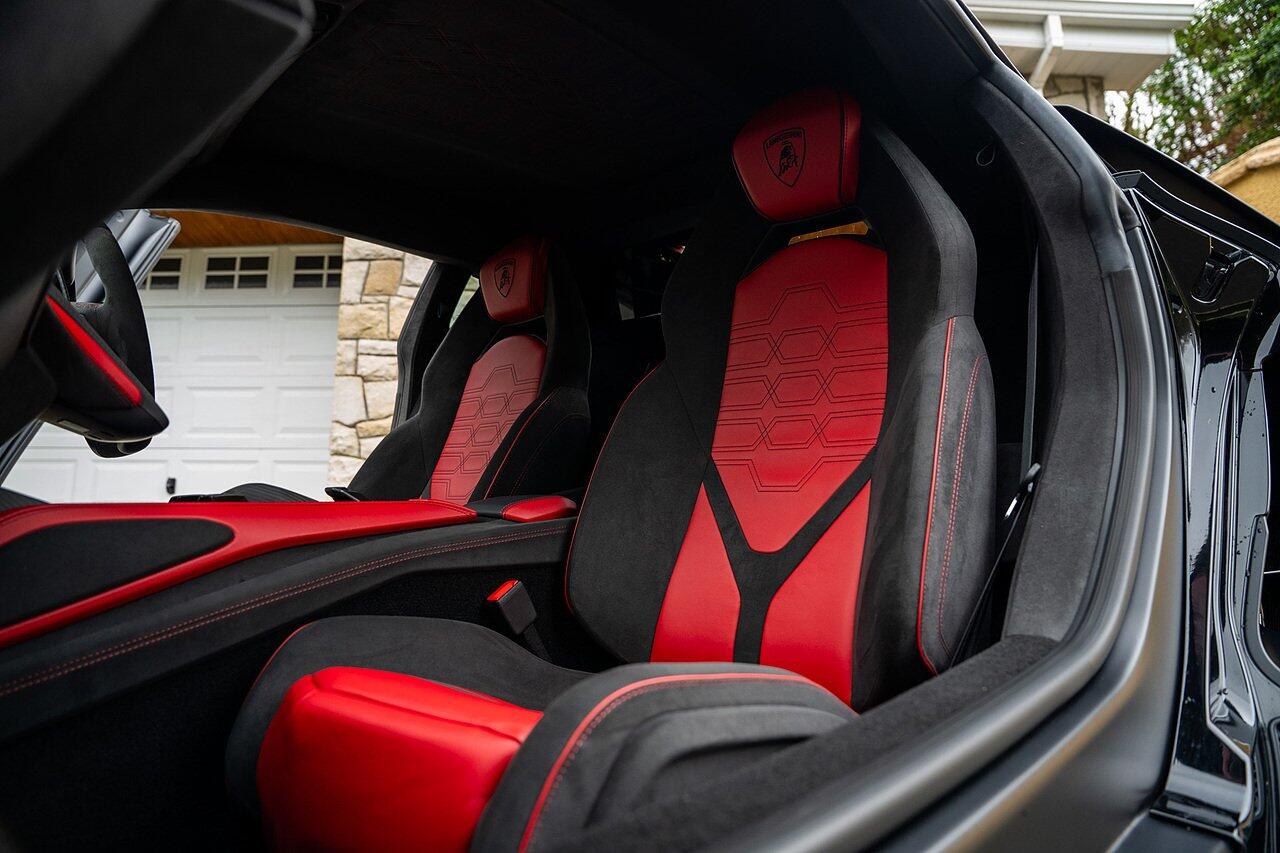 Lamborghini Revuelto view 76