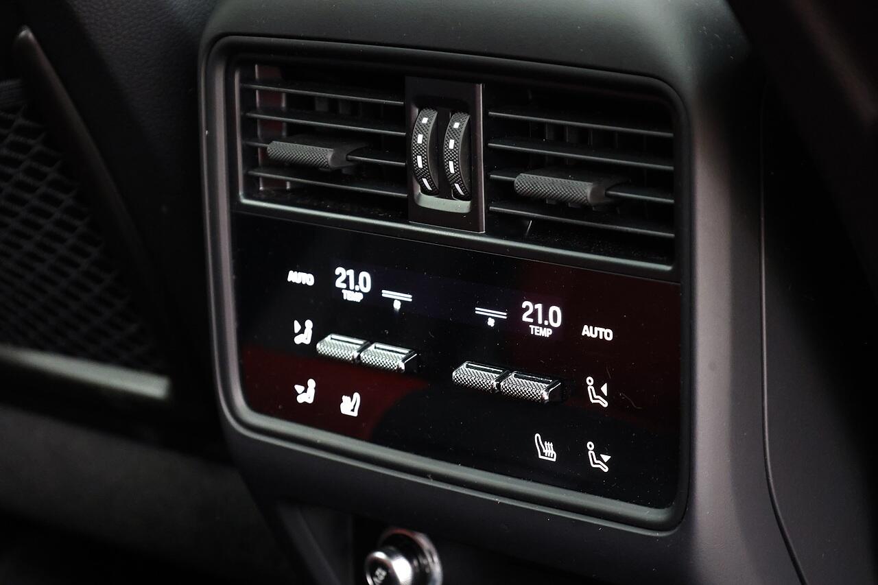 Porsche Cayenne view 35