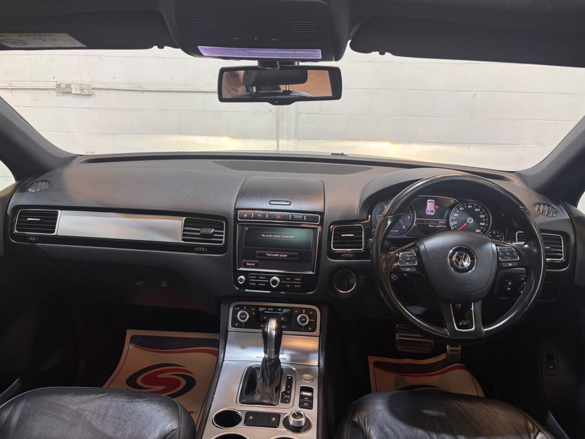 Volkswagen Touareg view 3