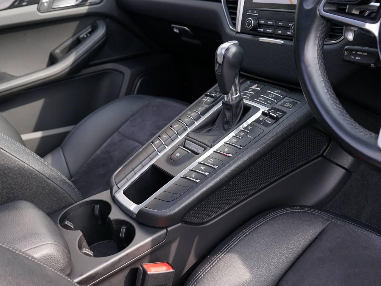 Porsche Macan view 12