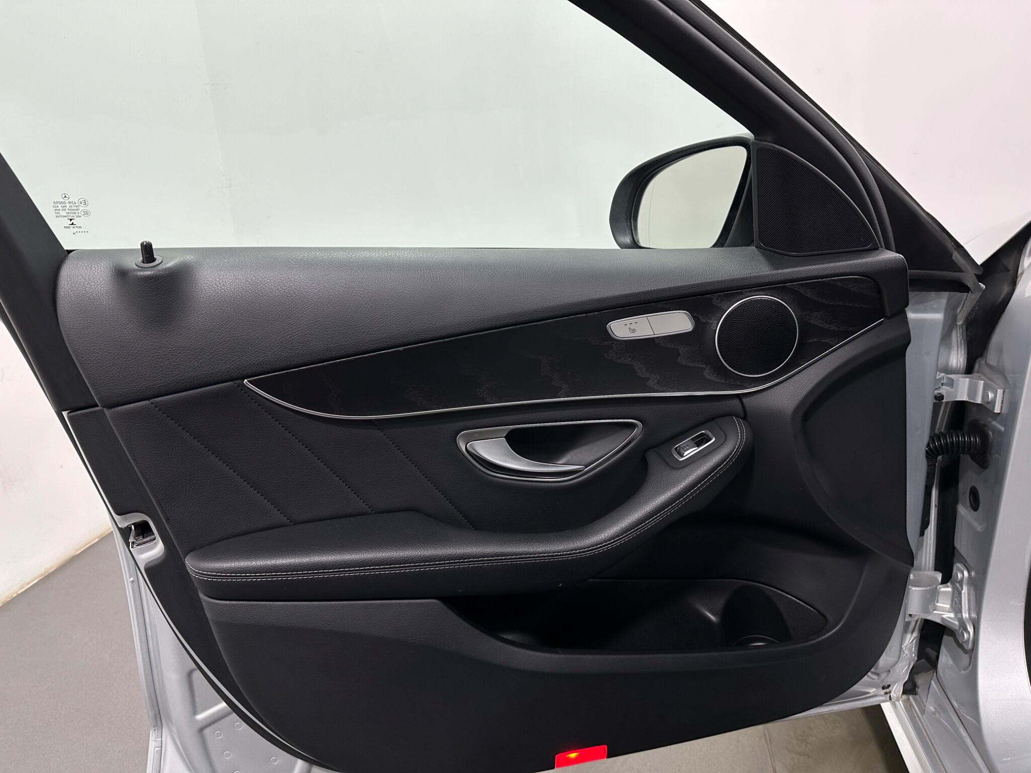 Mercedes-Benz C-Class view 38