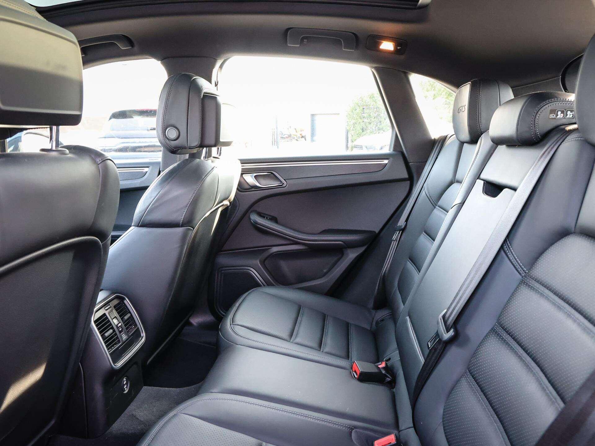 Porsche Macan view 12