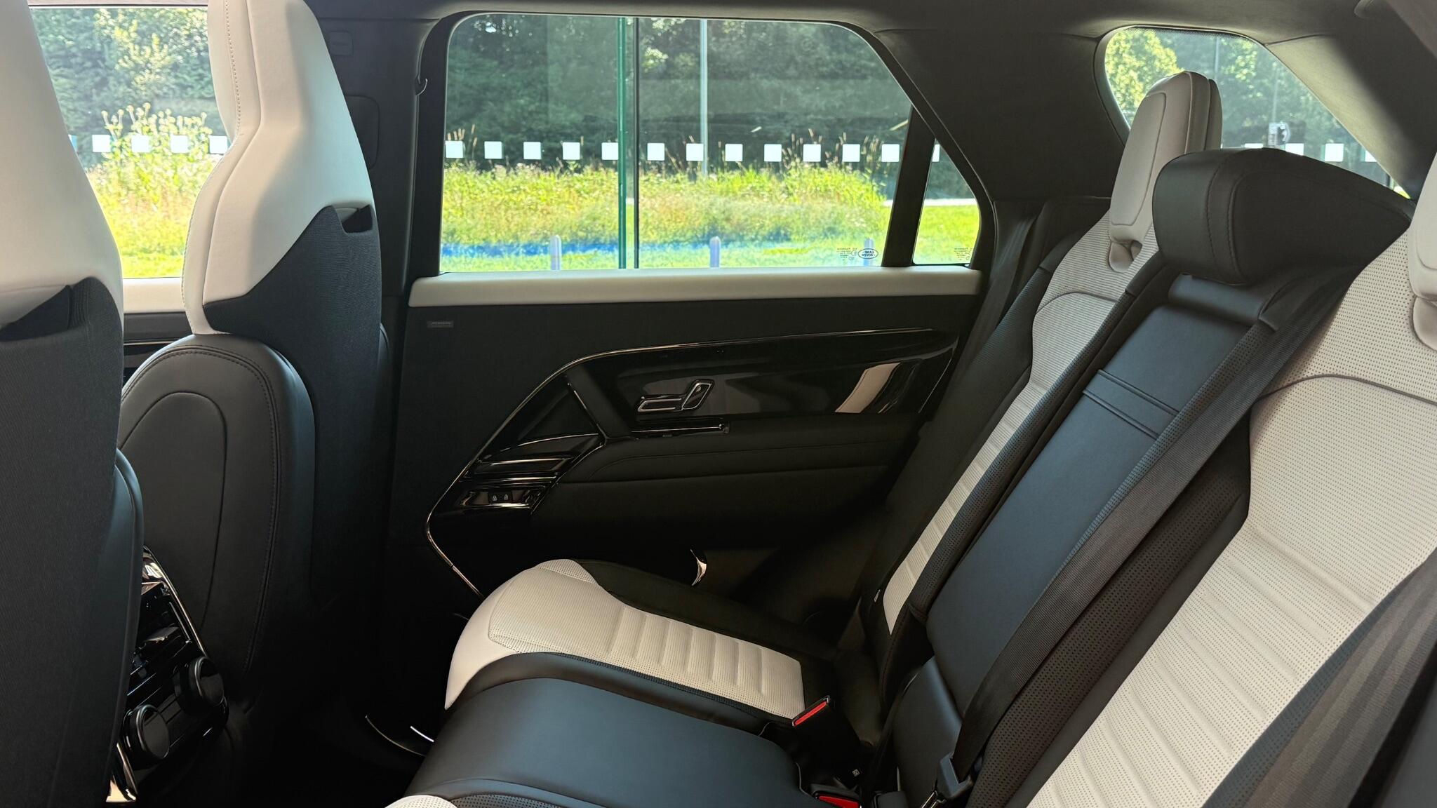 Land Rover Range Rover Sport view 13