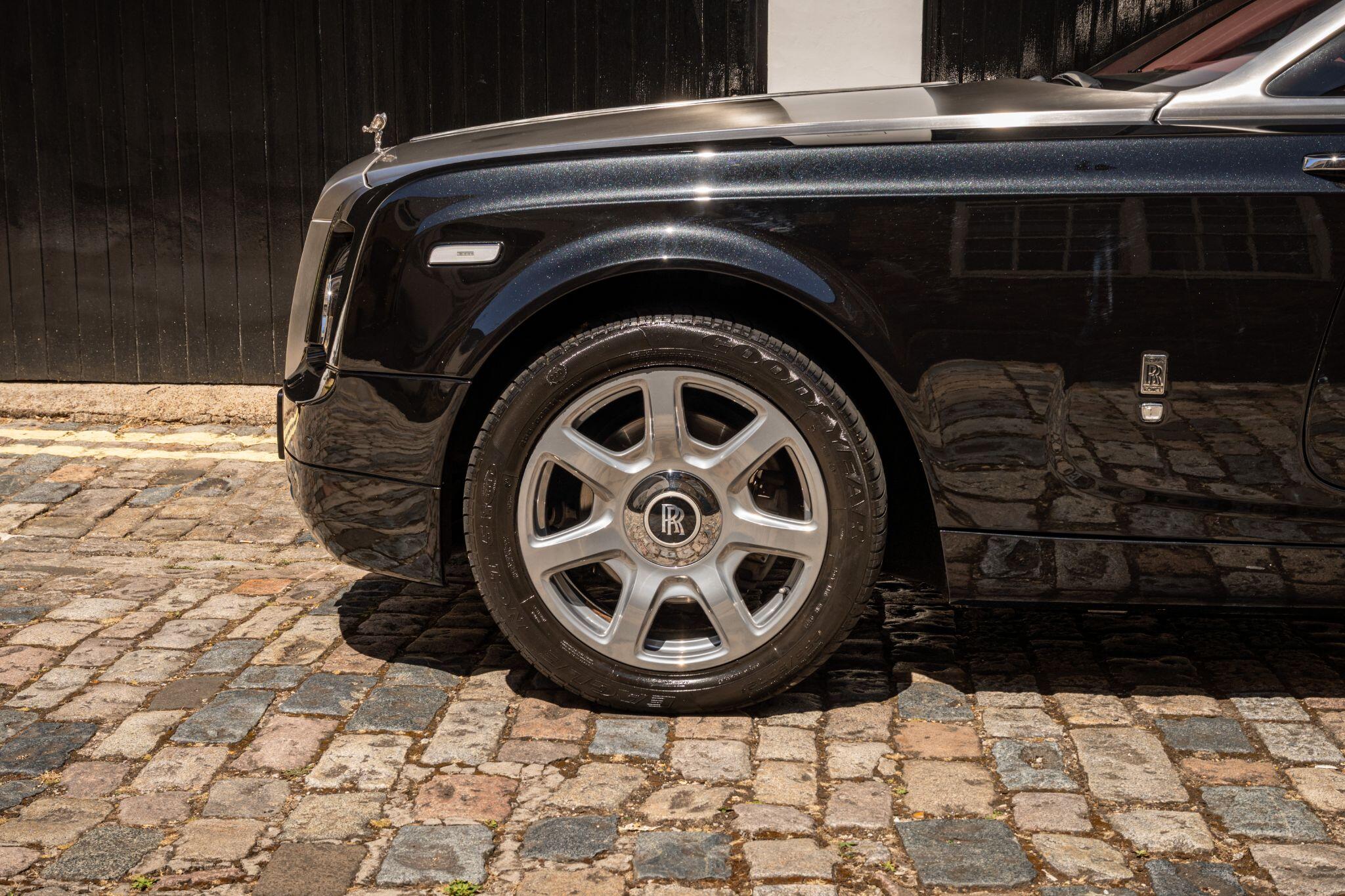 Rolls-Royce Phantom view 38
