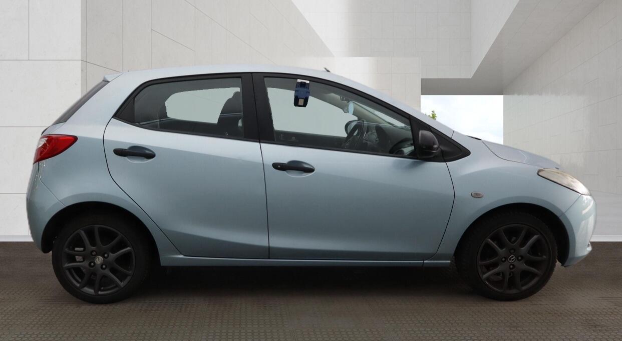 Mazda Mazda2 view 3