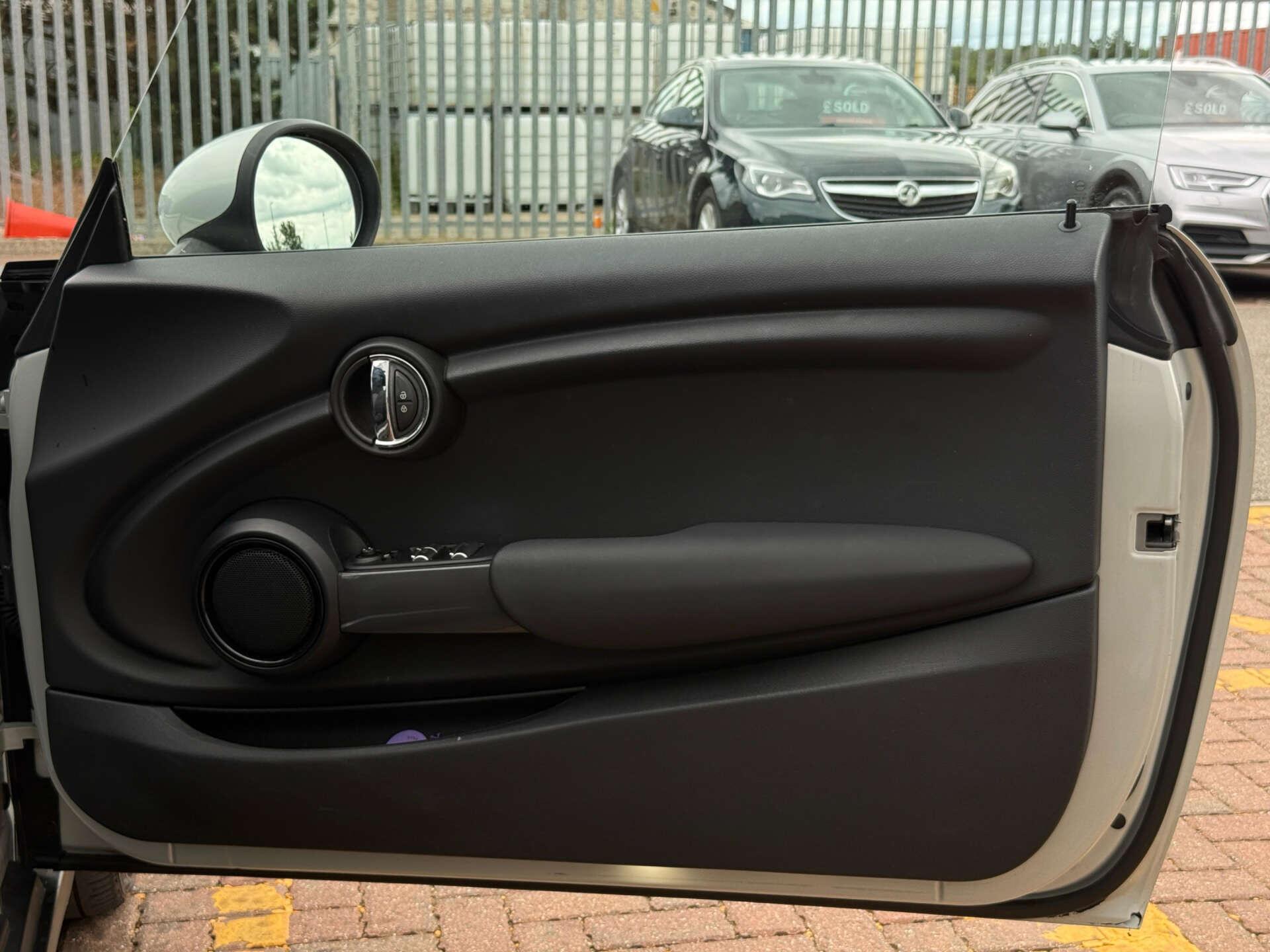 Mini Convertible view 22