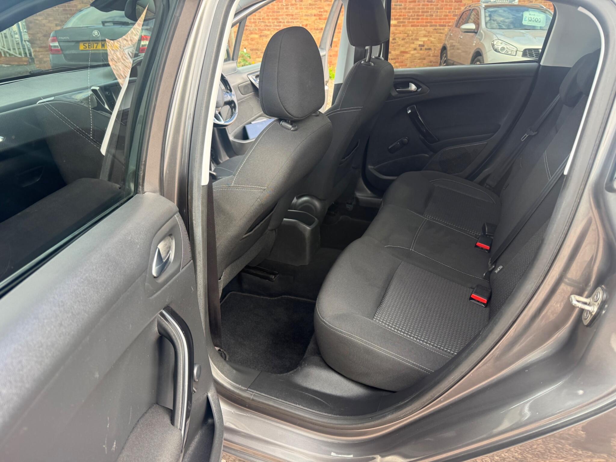 Peugeot 208 view 24