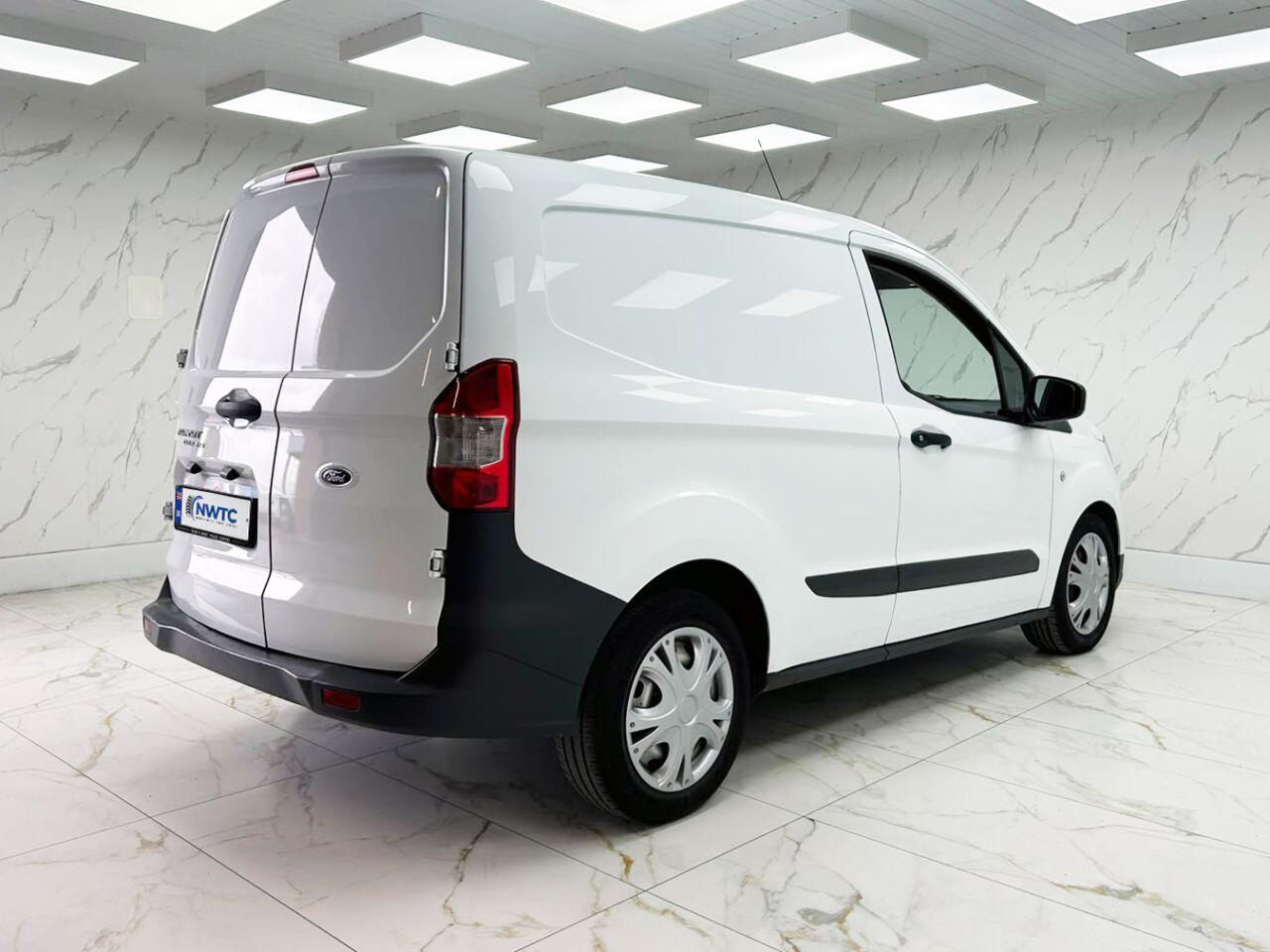 Ford Transit Courier view 12