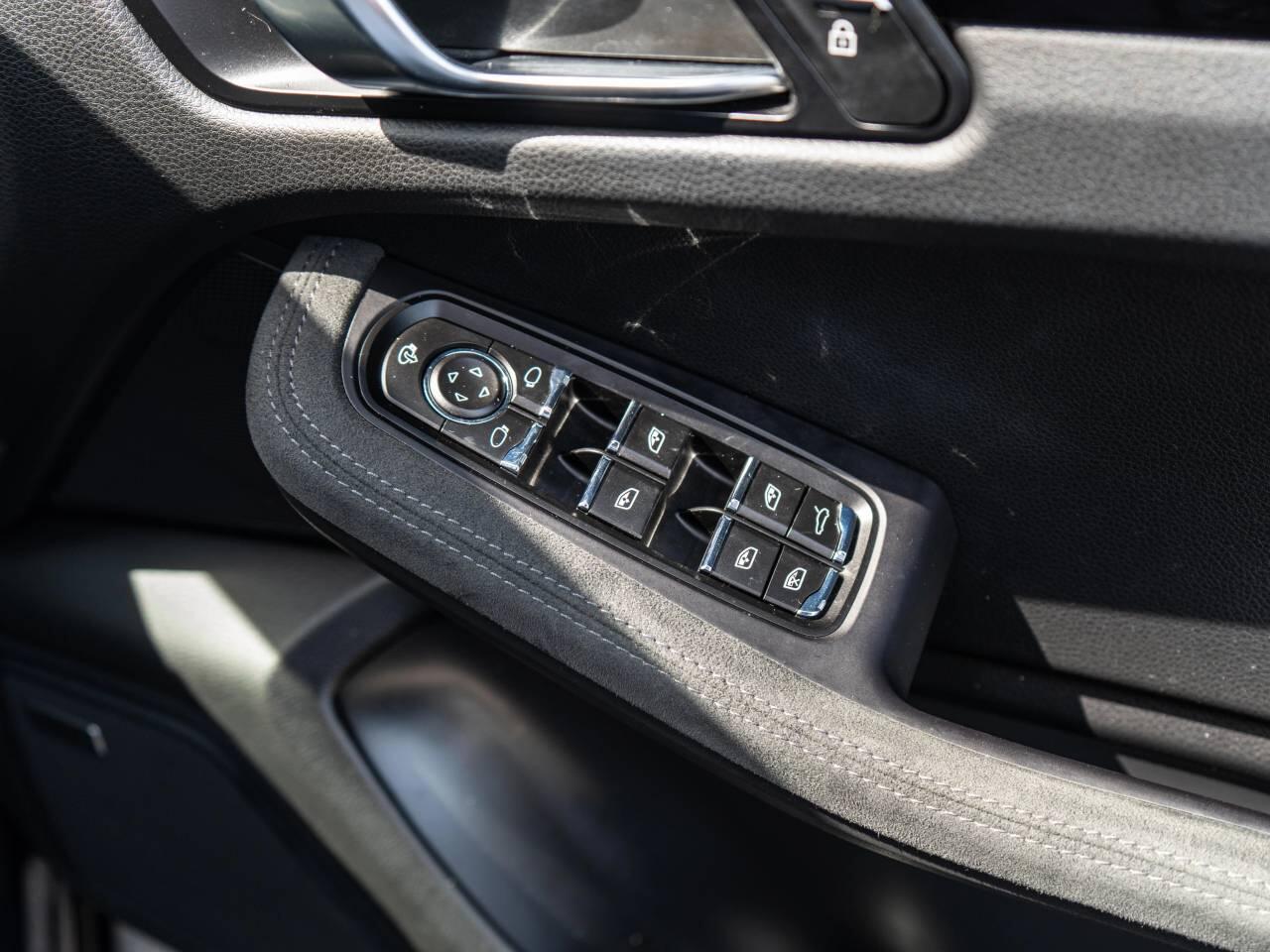 Porsche Macan view 24