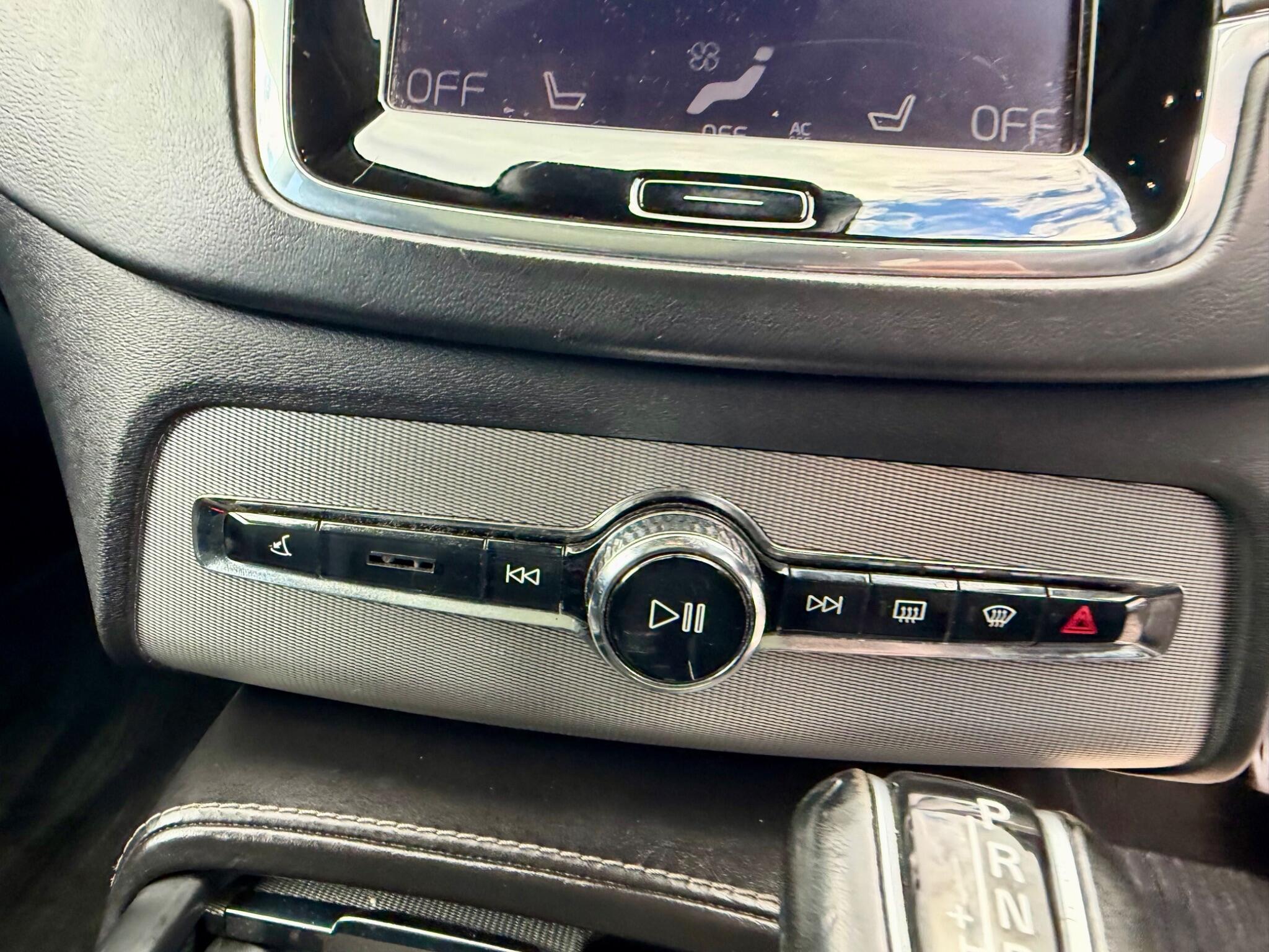 Volvo XC90 view 38