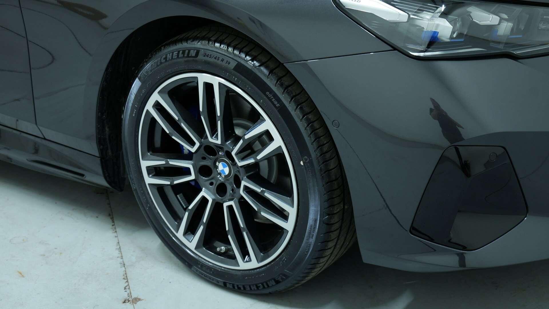 BMW 5 Series view 15