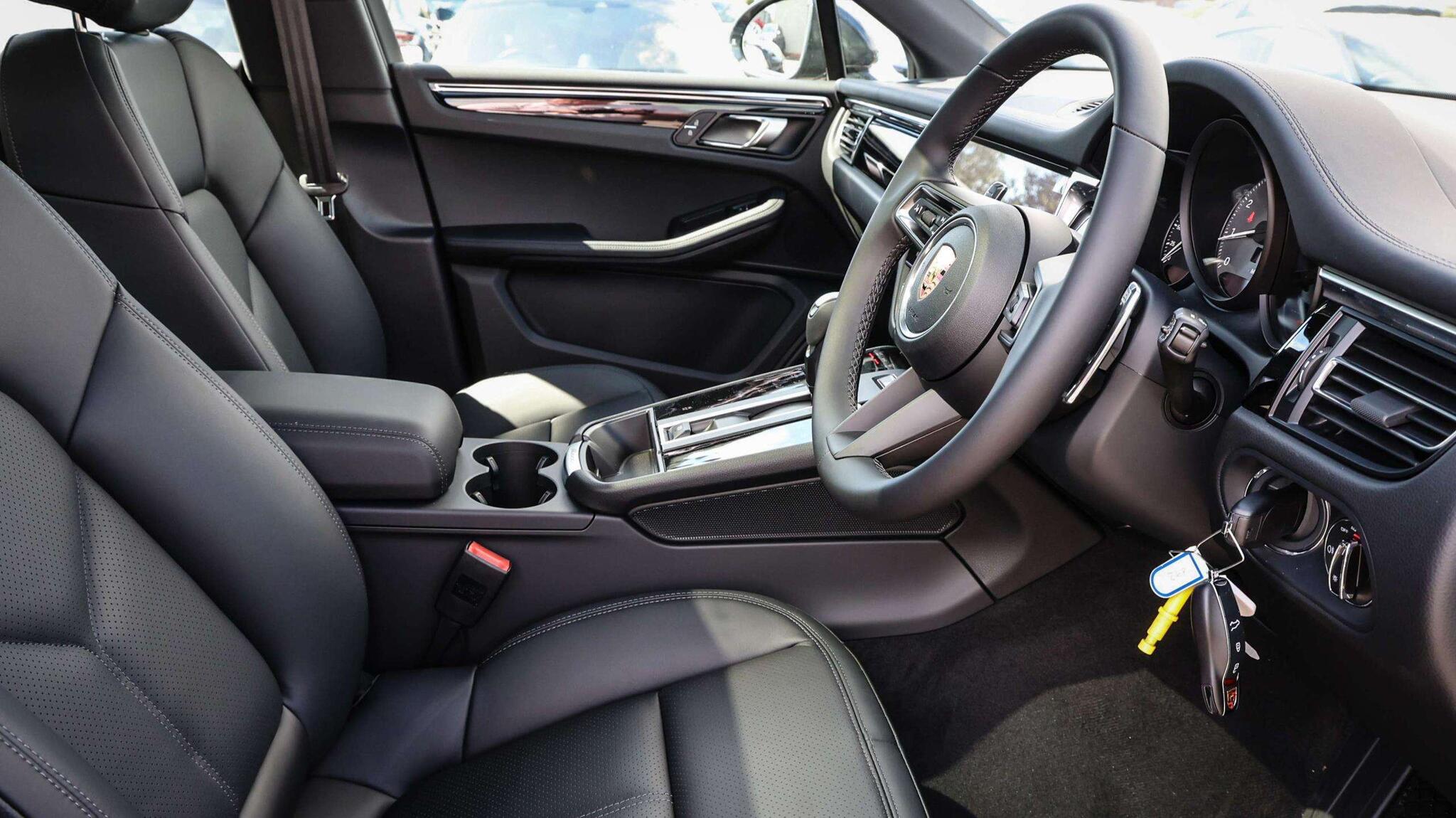 Porsche Macan view 10