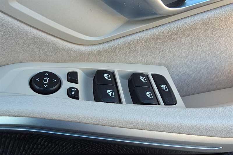BMW 3 Series view 16