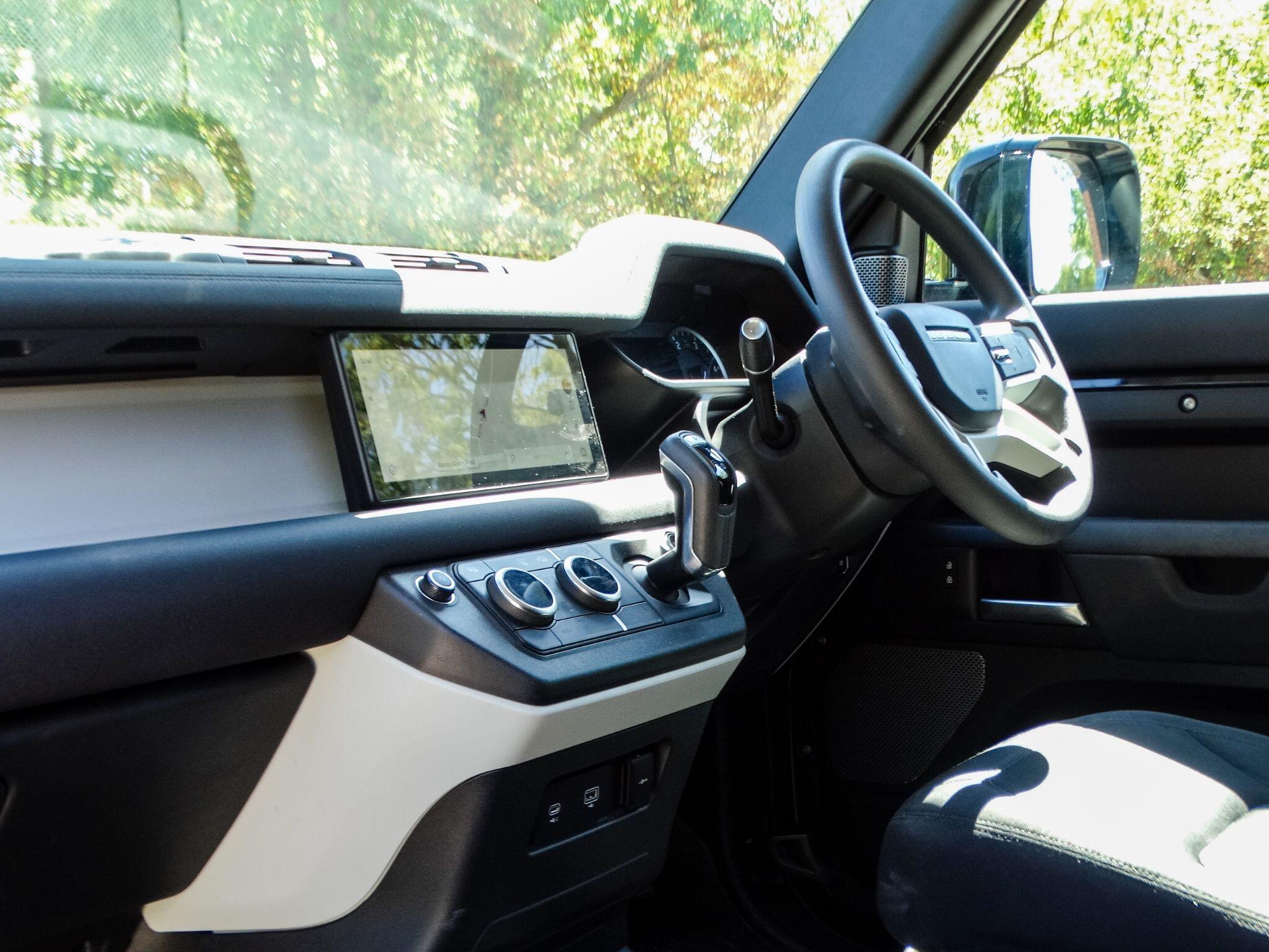 Land Rover Defender 90 view 19