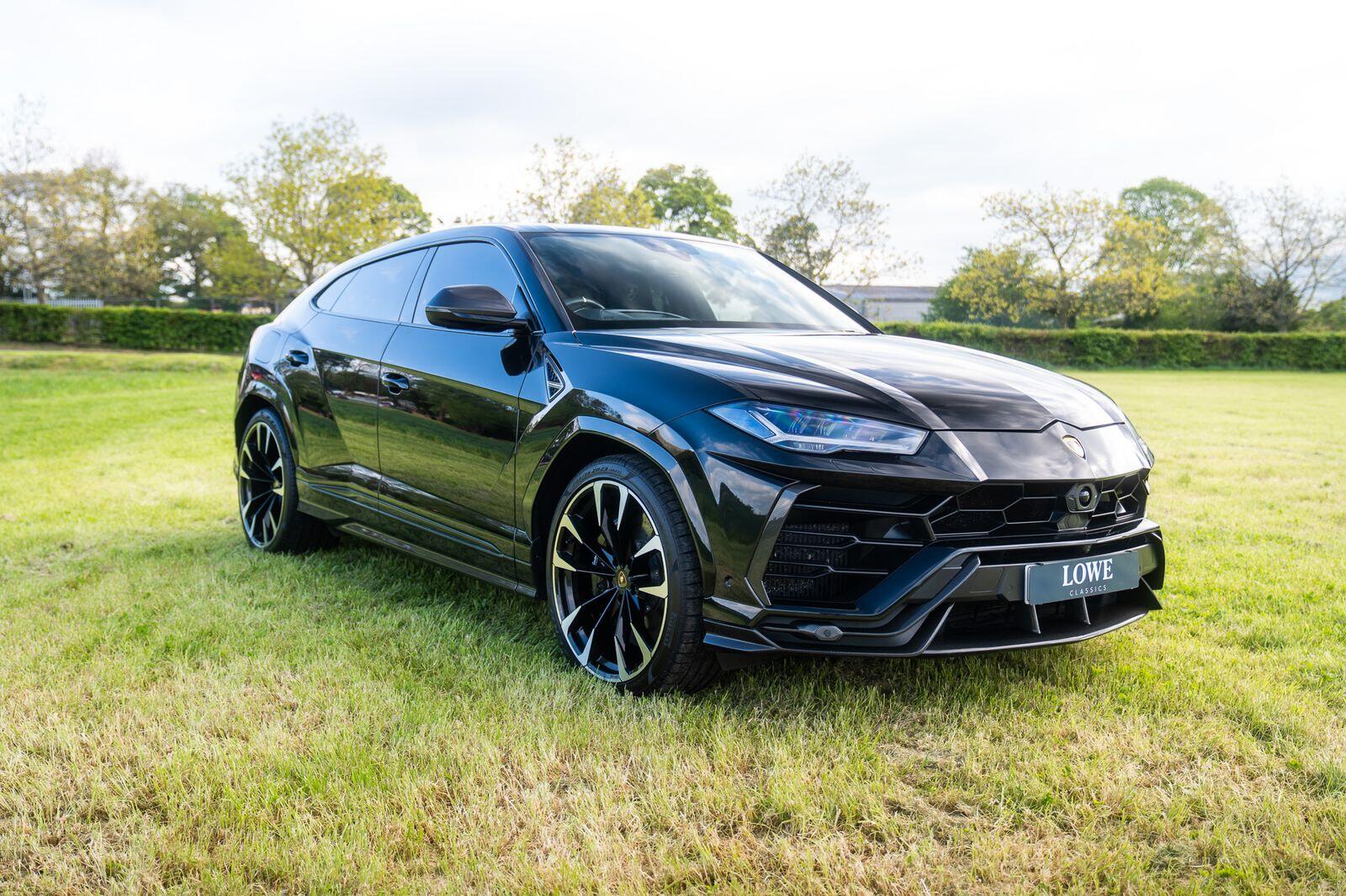 Lamborghini Urus view 3