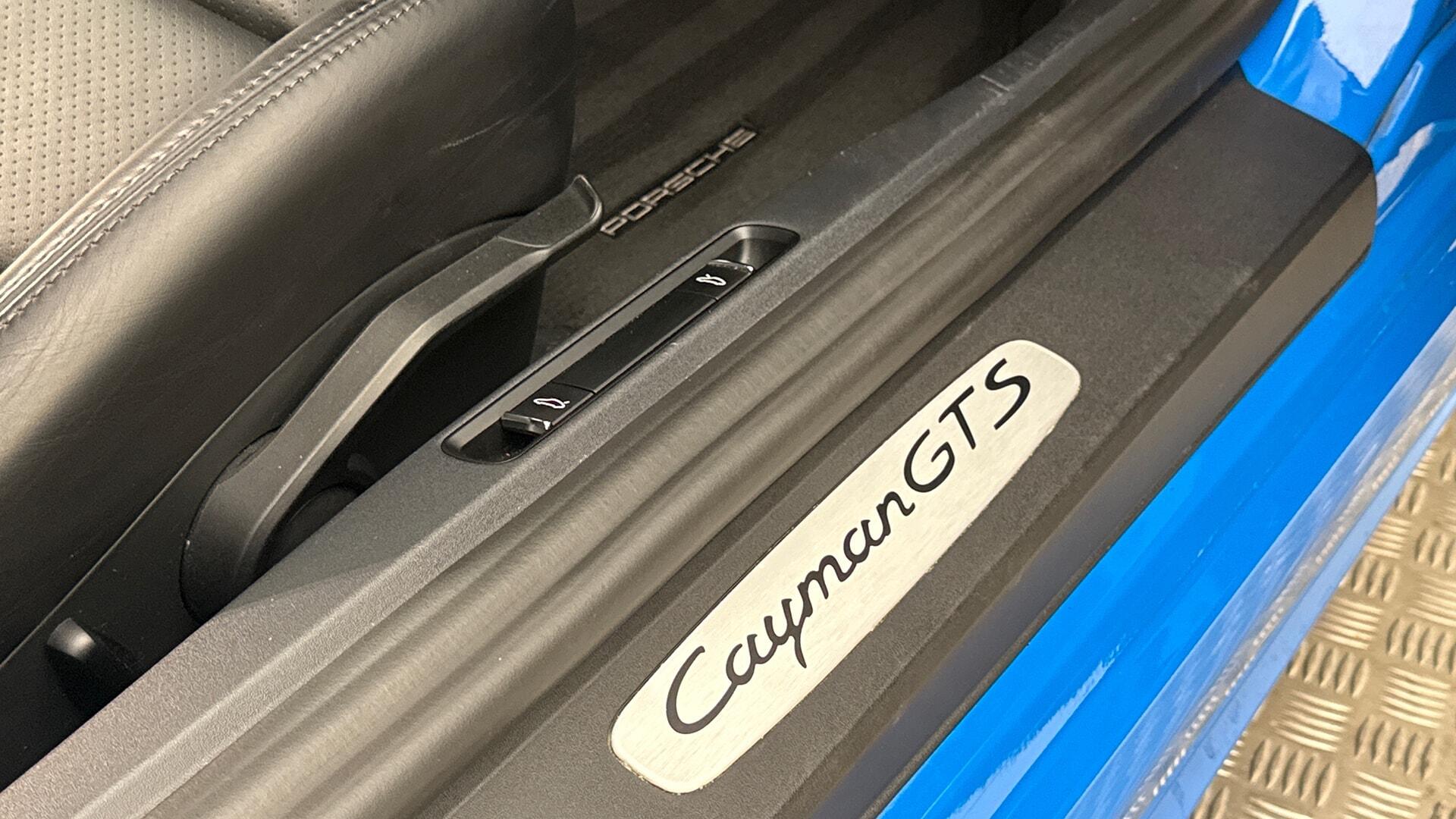 Porsche Cayman view 30
