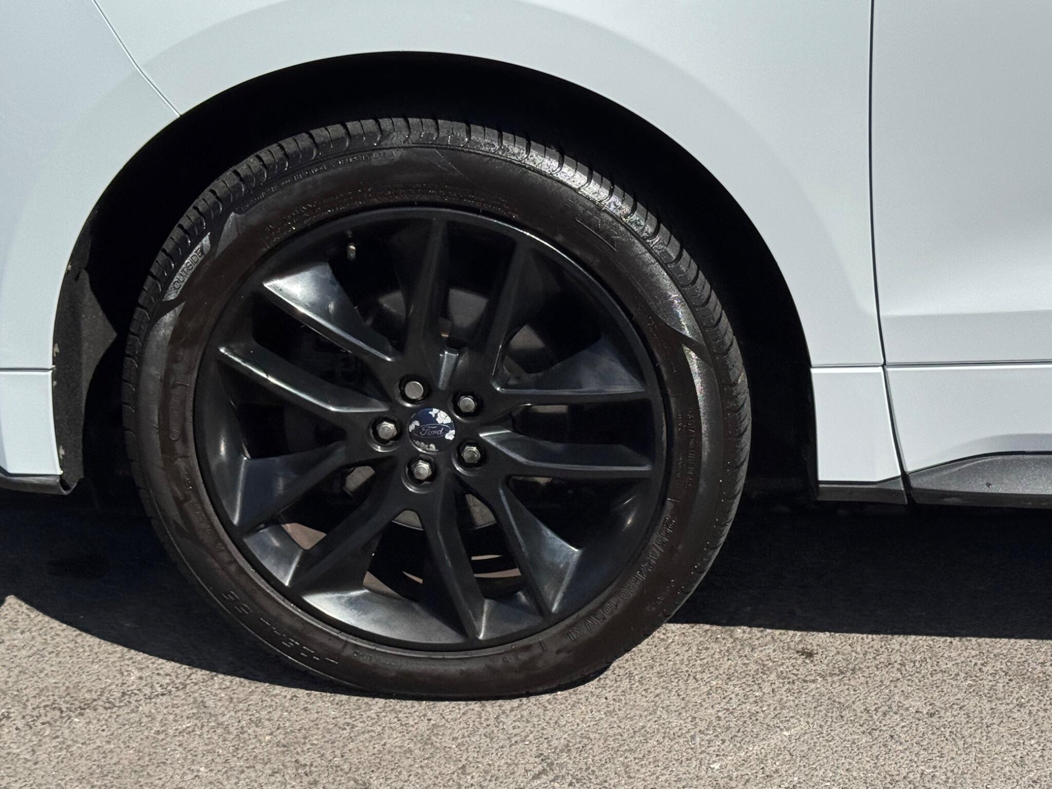 Ford Edge view 38