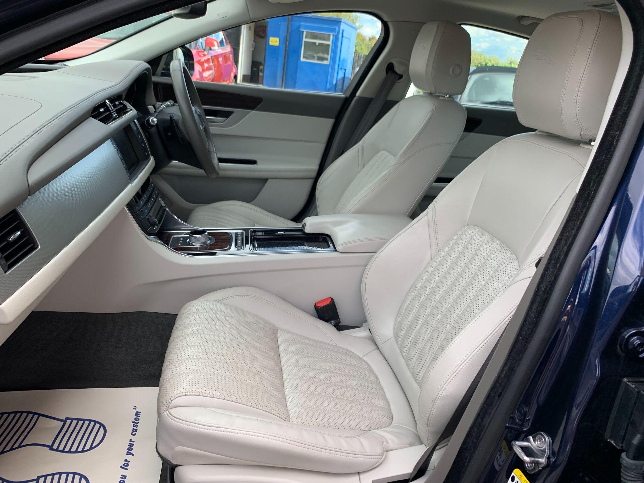 Jaguar XF view 24