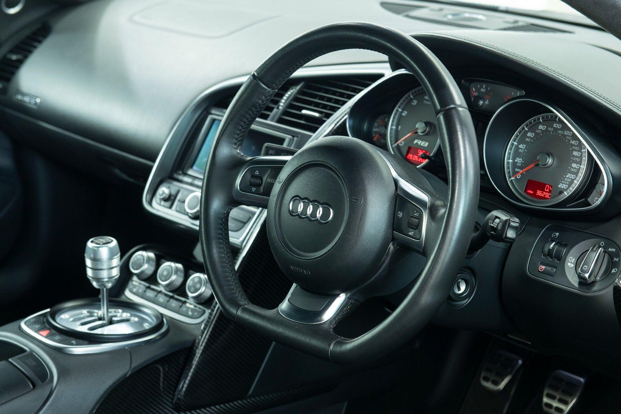Audi R8 view 8
