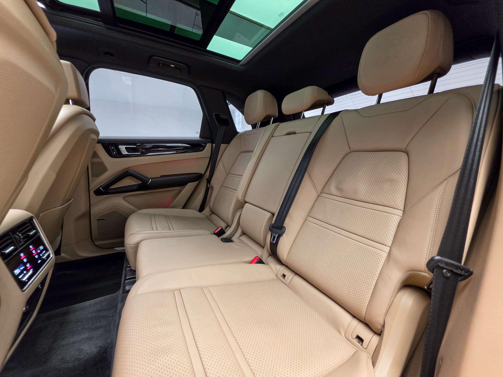 Porsche Cayenne view 32