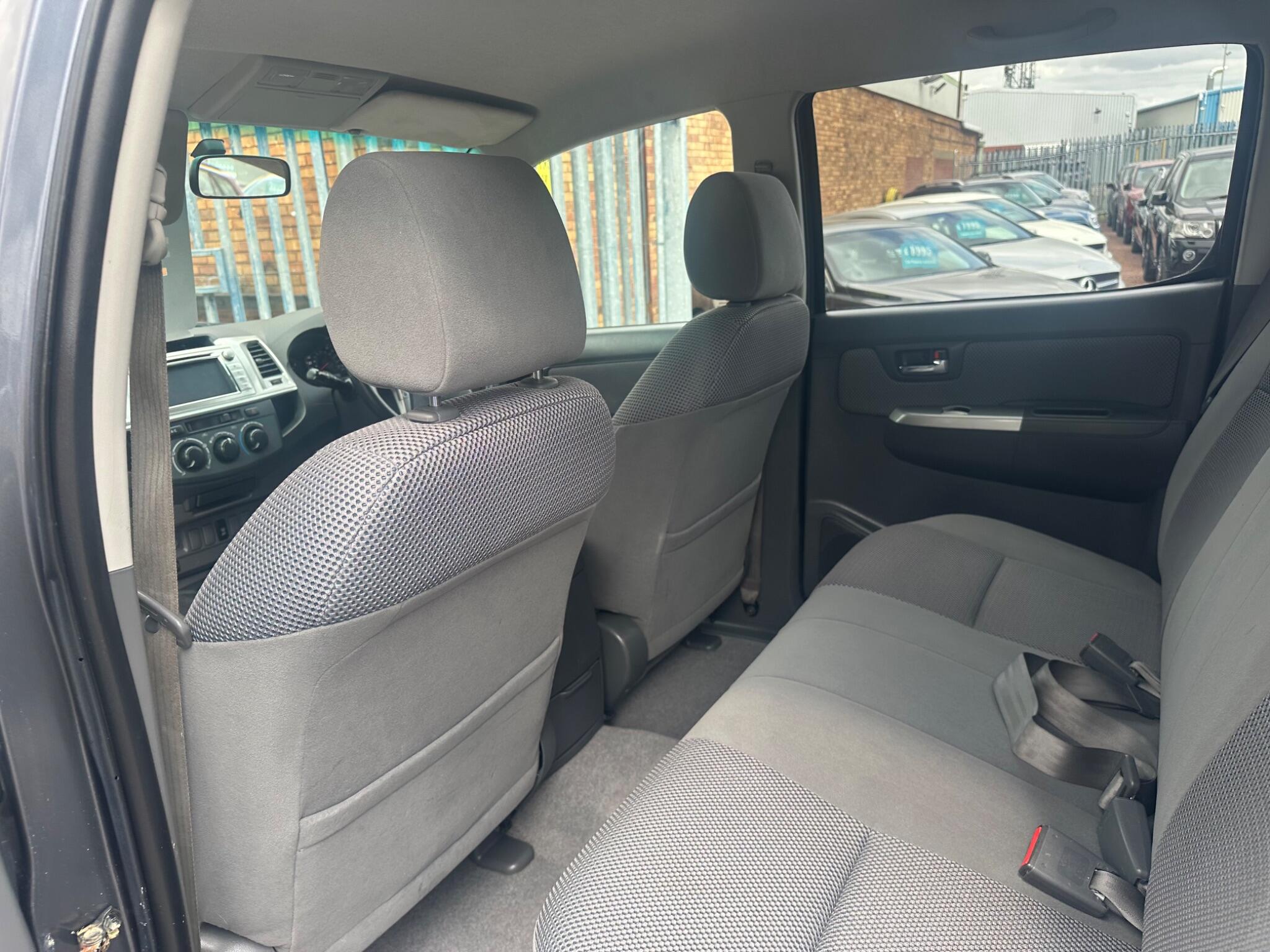 Toyota Hilux view 37