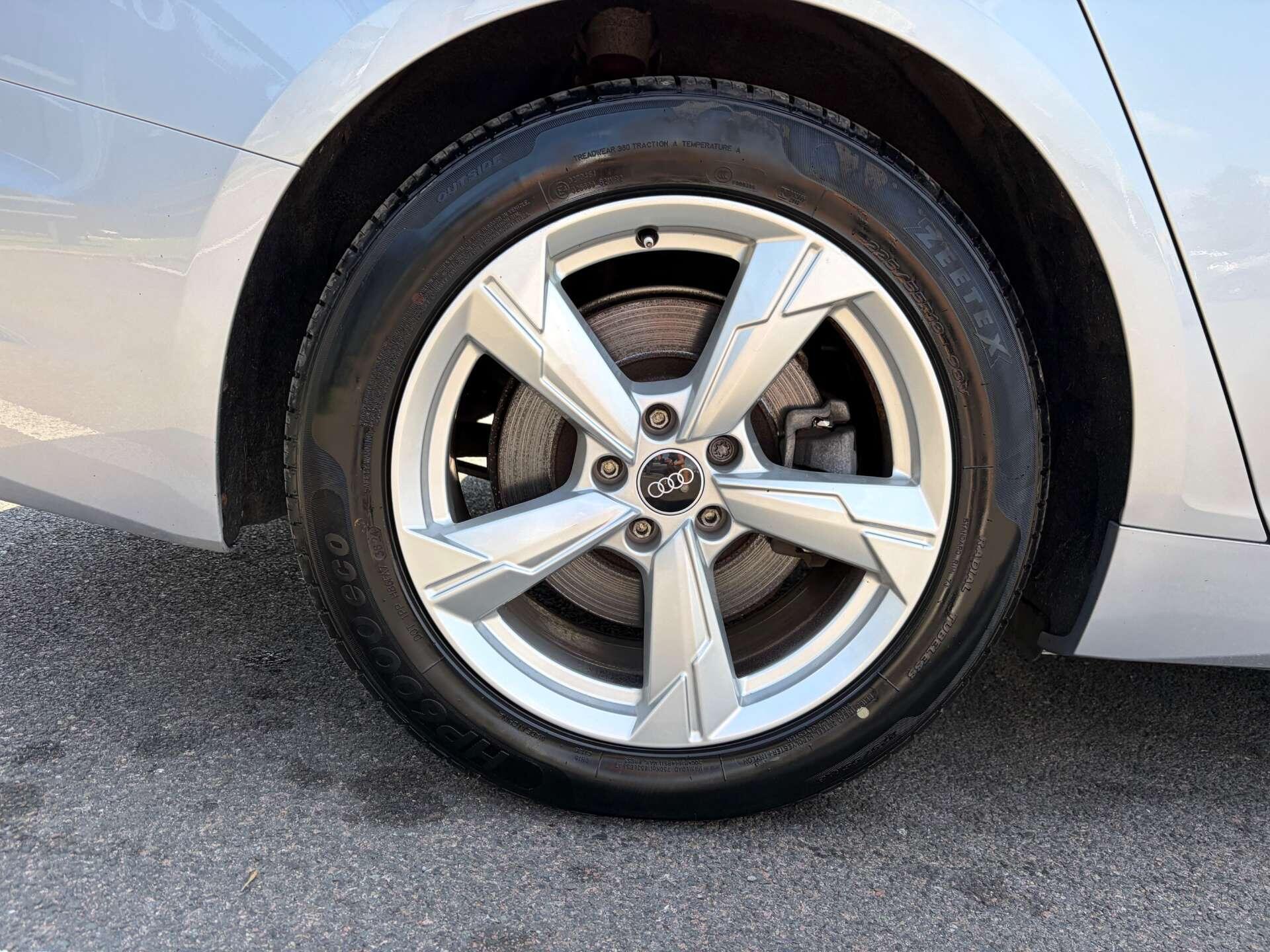 Audi A6 Saloon view 13