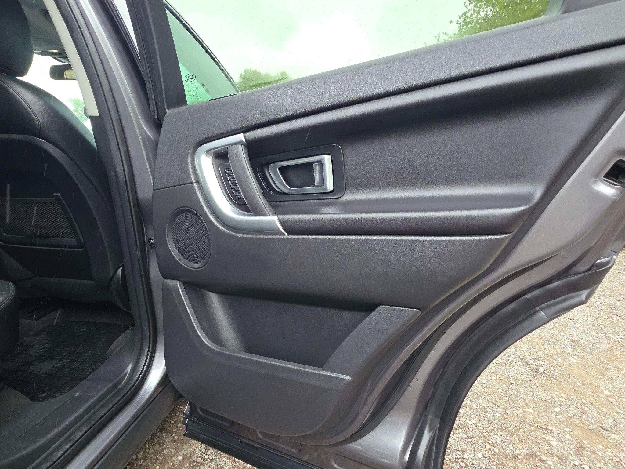 2017 Land Rover Discovery Sport 2.0 TD4 SE 4WD Euro 6 (s/s) 5dr (5 Seat) • 60,214 miles image 31