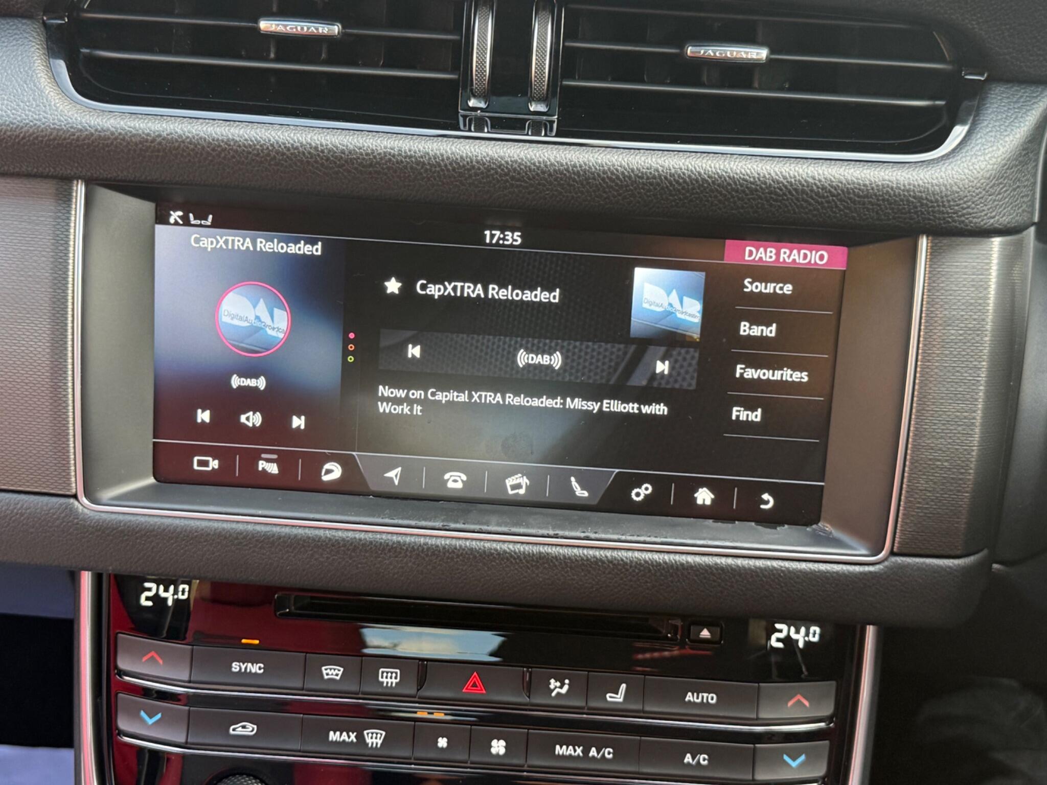 Jaguar XF view 32