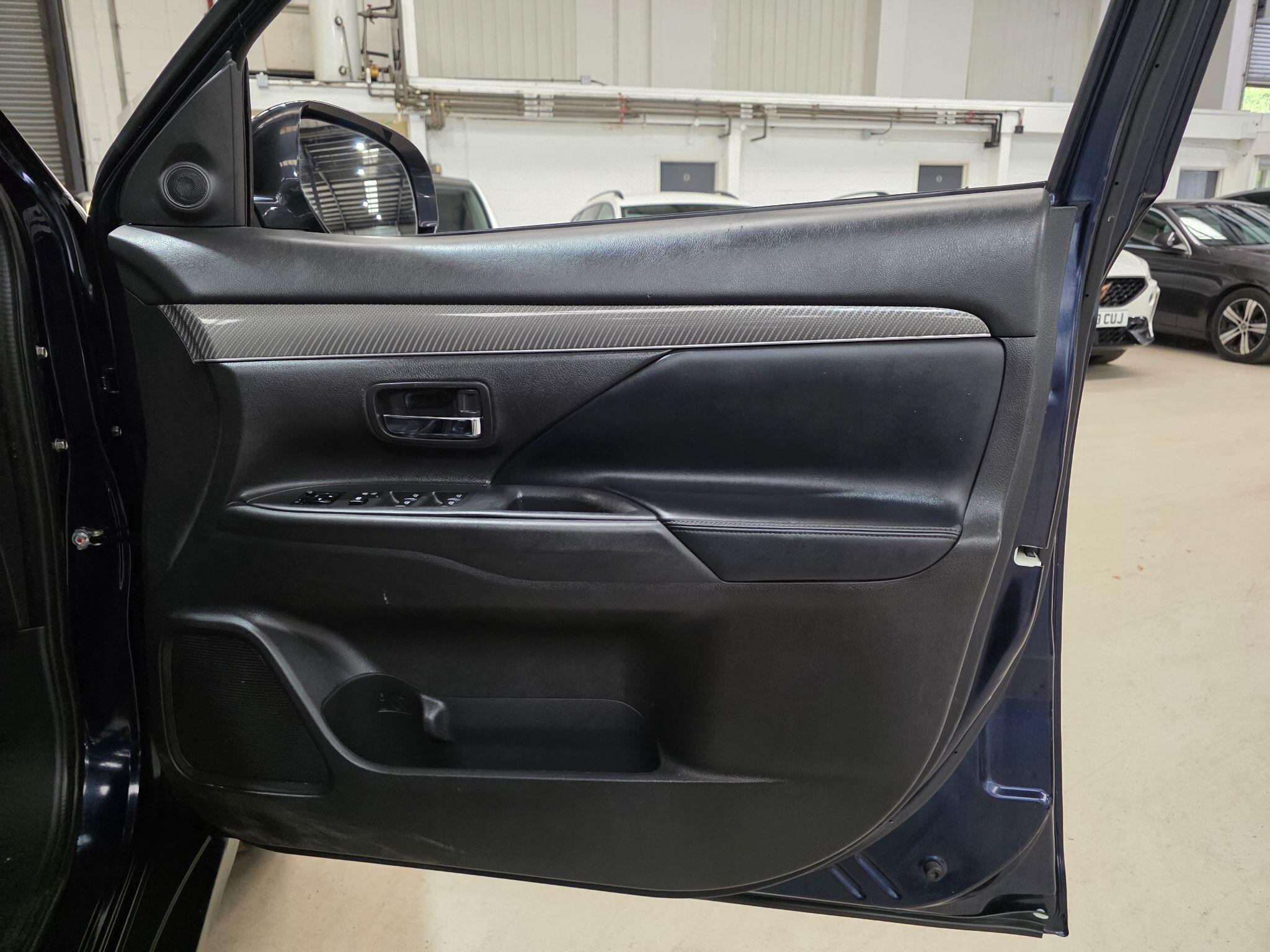 Mitsubishi Outlander view 12